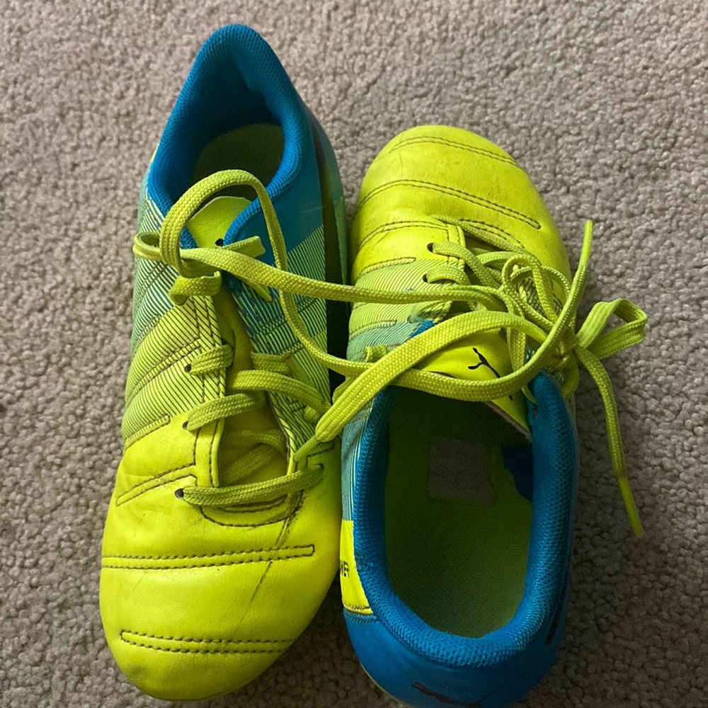 Nike soccer shoes- worn but good condition